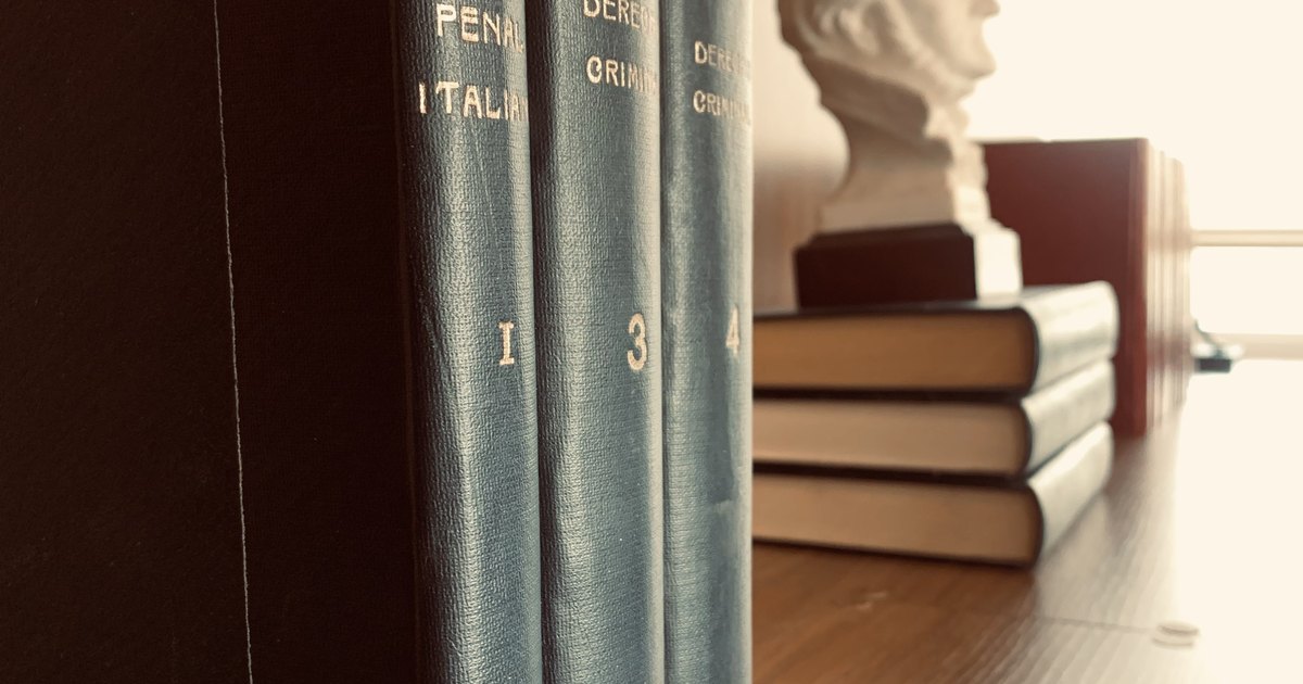 Tomos de derecho penal en la biblioteca de Juan Antonio Matiz, firma de investigación de delitos