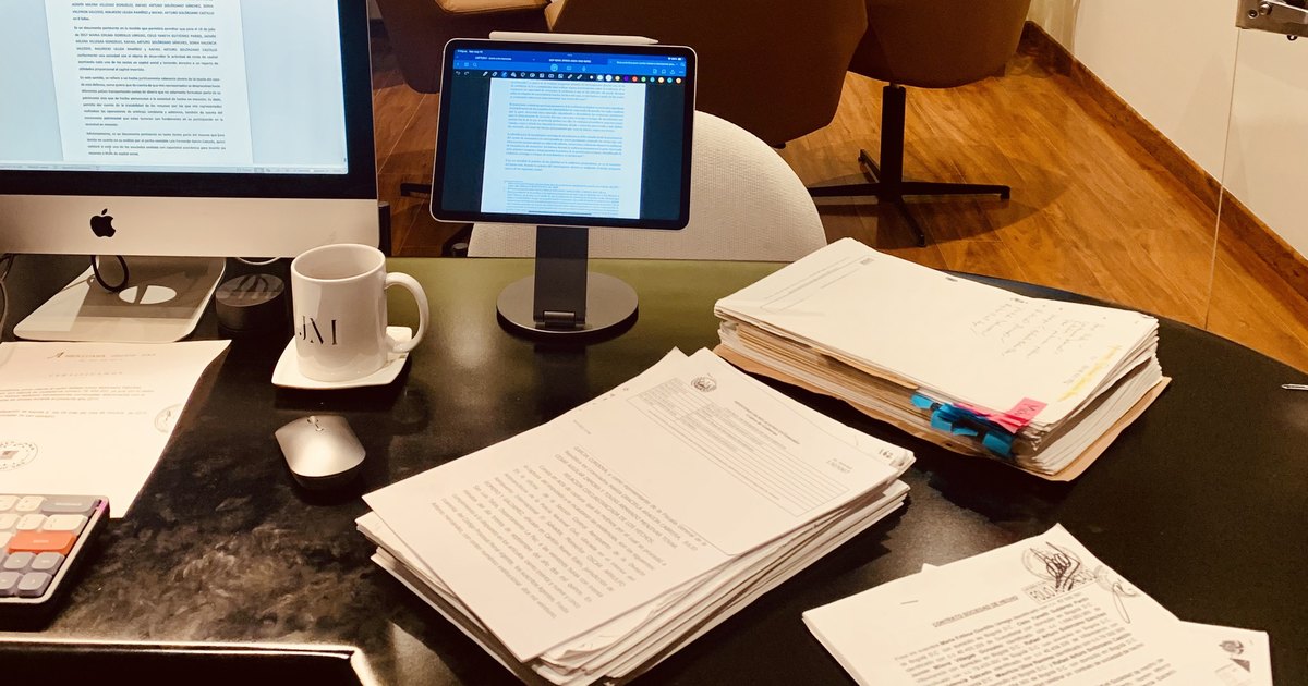 Escritorio de trabajo con documentos del expediente en la firma Juan Antonio Matiz