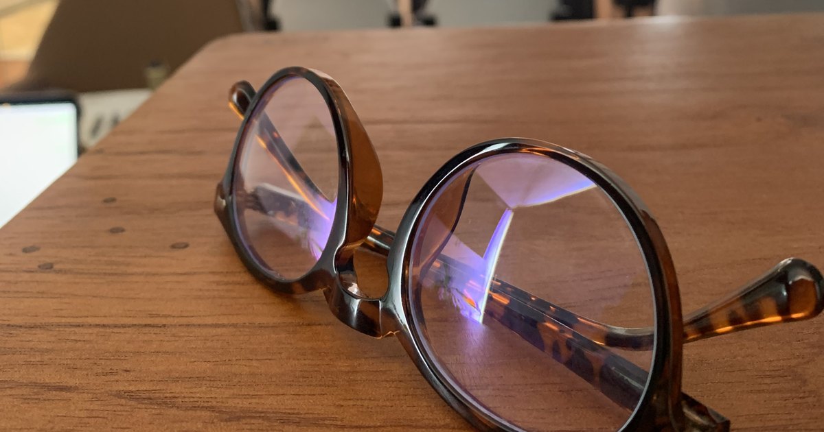 Gafas sobre el escritorio de trabajo de Juan Antonio Matiz
