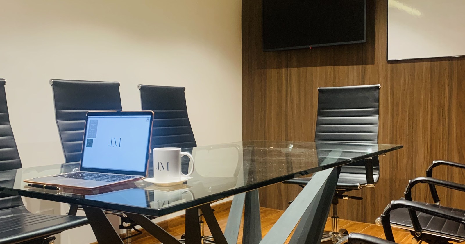 Sala de juntas del despacho de Juan Antonio Matiz — Estrategia Legal, Bogotá